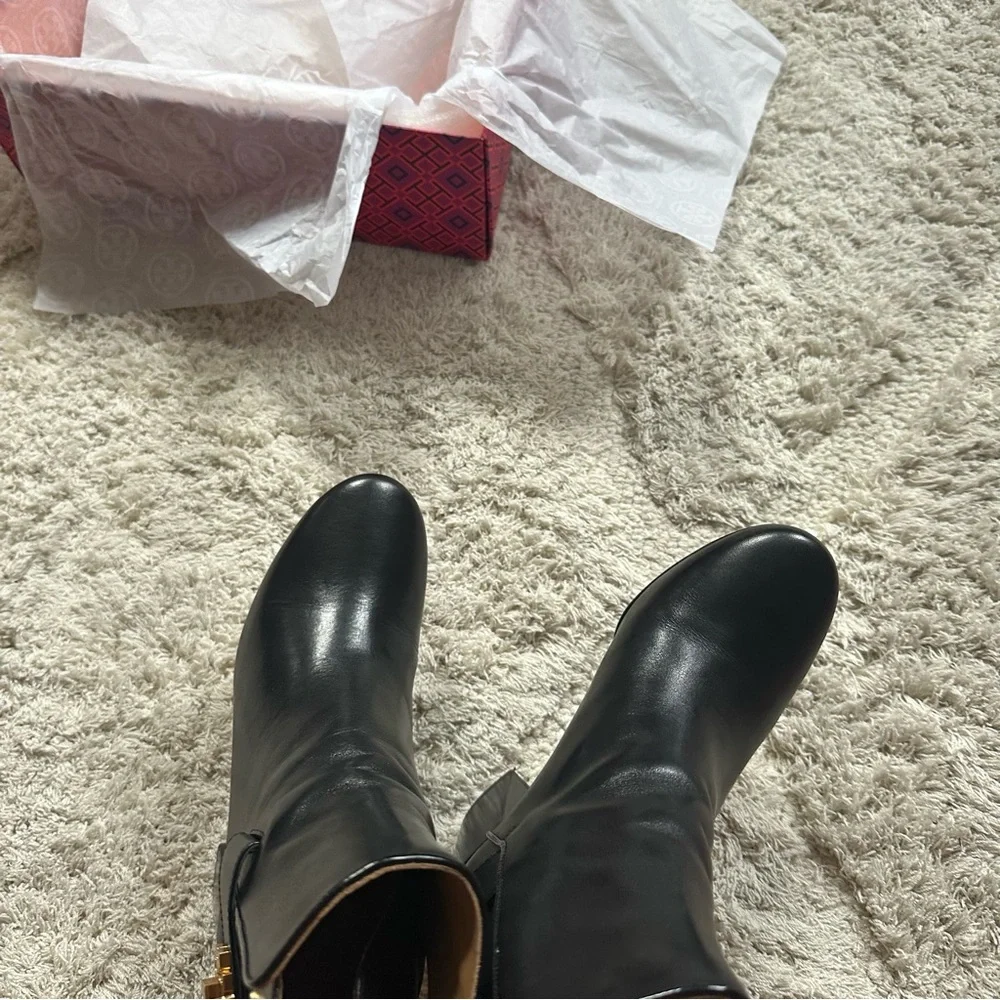 Tory Burch Kira Black Leather Ankle Boots 7 gold logo ankle short heeled